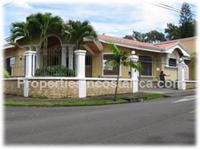 An ideal family home in a exclusive golf community