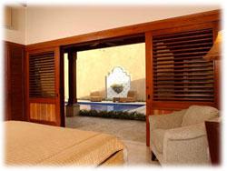 lujosa casa en guanacaste, vista de una habitacion hacia la piscina