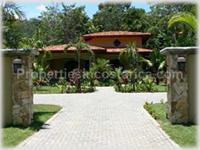 Pavones finest! colonial and tropical charmimg house in gated community