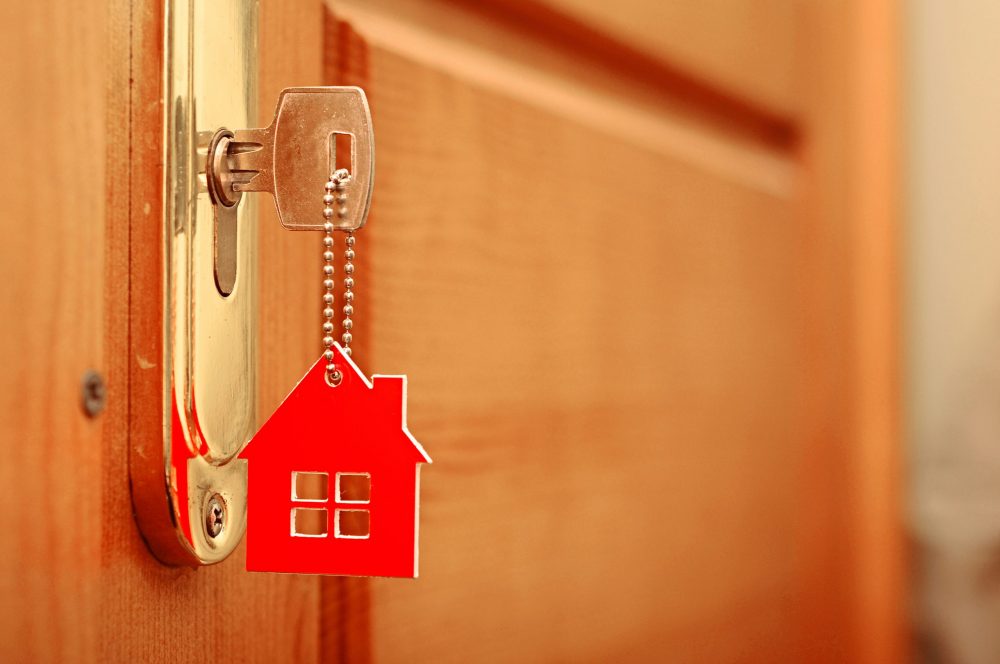 4 Advantages and Disadvantages of Using a Real Estate Lockbox