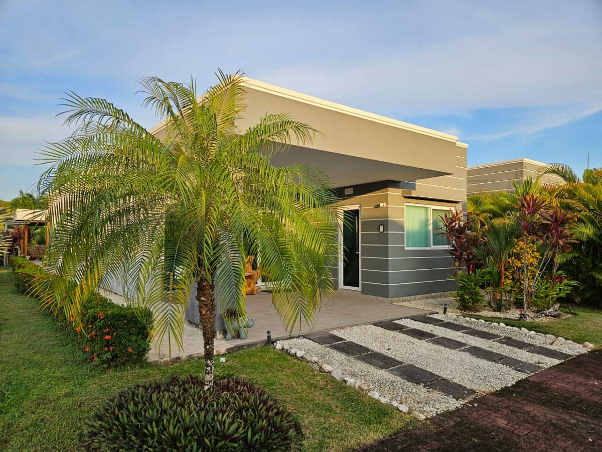 Beach Condos in Costa Rica vs Beach Houses: Which Is Better For Your Budget in 2026?