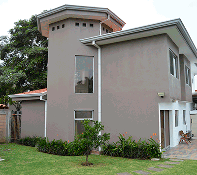 Charming garden home in gated community in Santa Ana