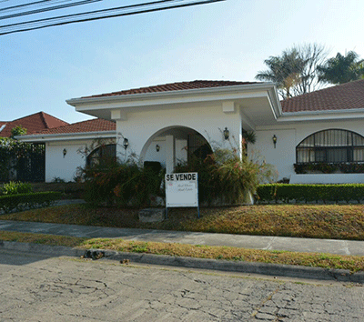 Ample family home close to golf course