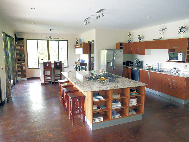 Beautiful Home Overlooking The Mountains Id Code 2752