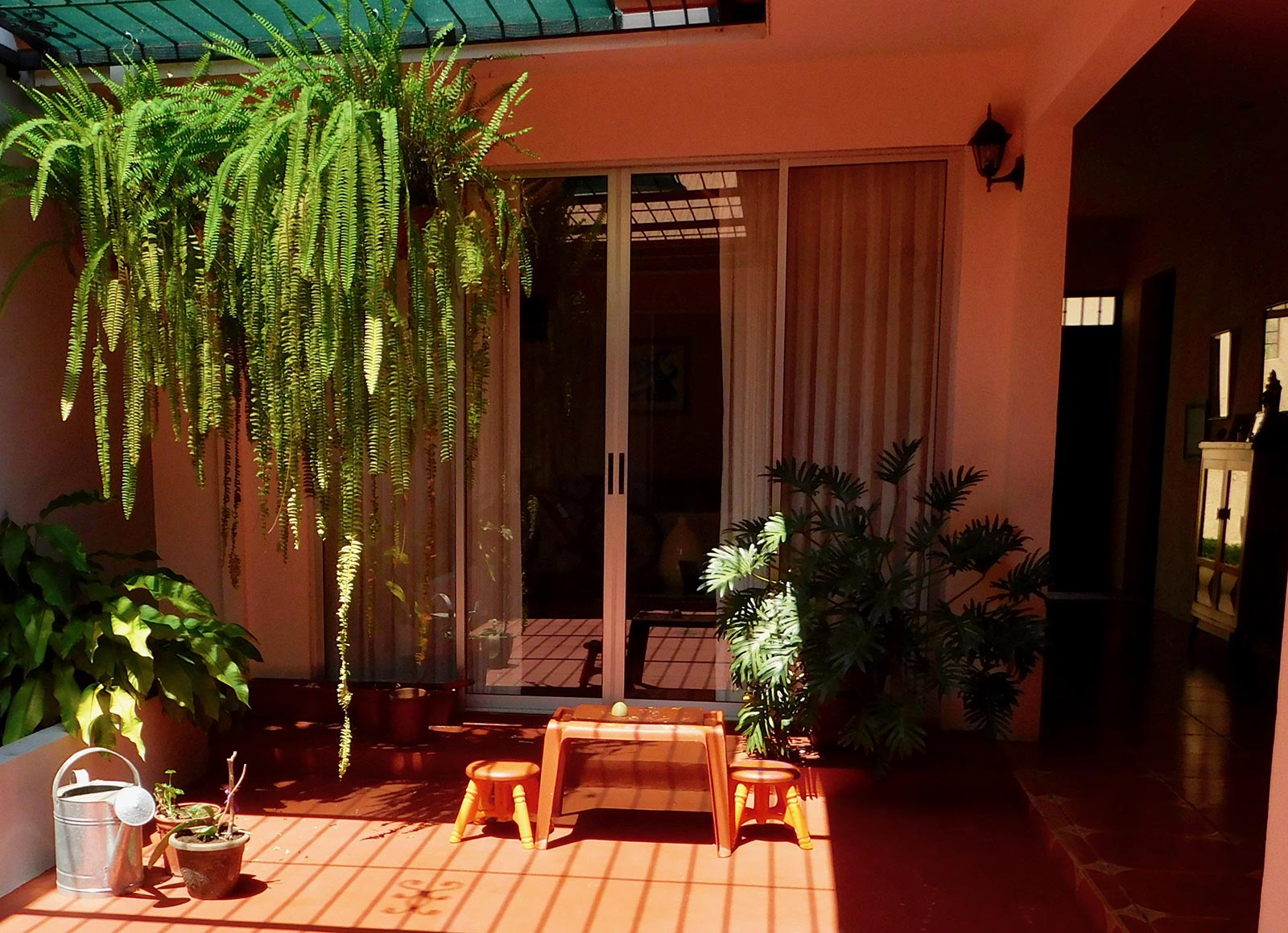 Lovely home in private tico/expat community of outdoors enthusiasts! Tennis courts, swimming pools, hiking trails - all maintained for you in the private, gated and secure community.