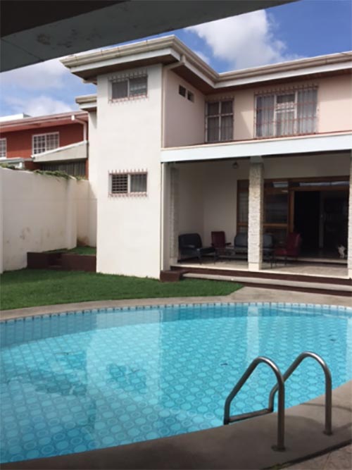 Great house with ample spaces perfect for numerous family with swimming pool