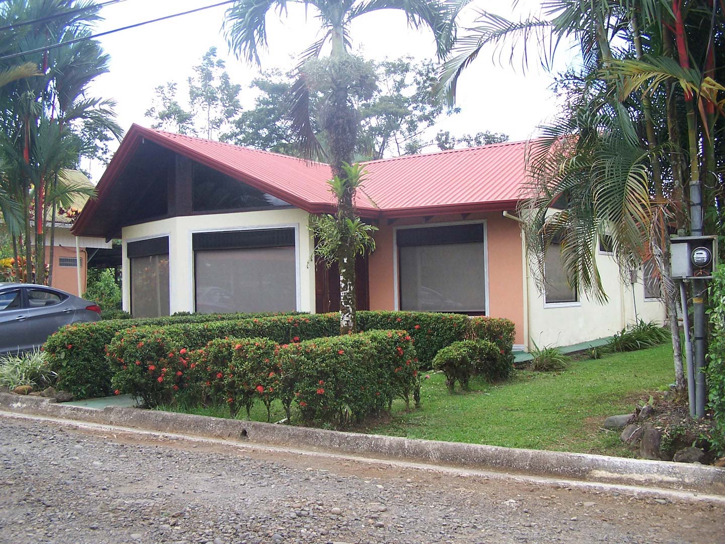 Lovely home in private tico/expat community of outdoors enthusiasts! Tennis courts, swimming pools, hiking trails - all maintained for you in the private, gated and secure community.