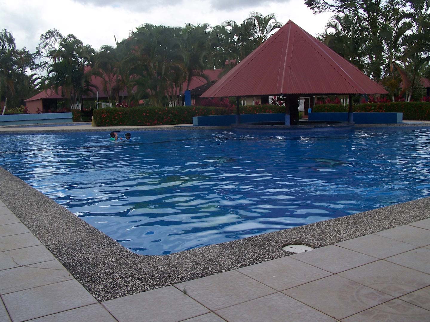 Lovely home in private tico/expat community of outdoors enthusiasts! Tennis courts, swimming pools, hiking trails - all maintained for you in the private, gated and secure community.