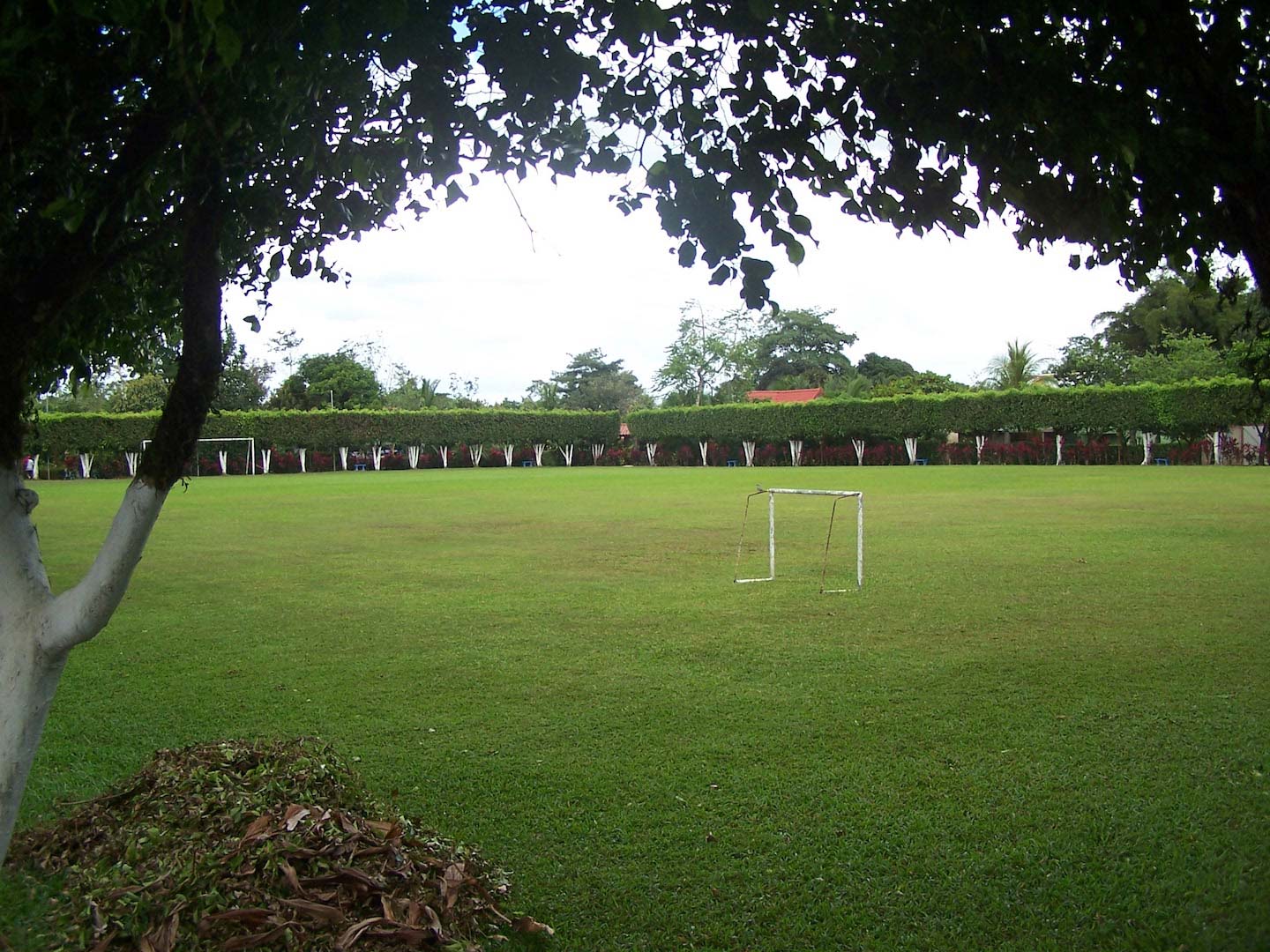 Lovely home in private tico/expat community of outdoors enthusiasts! Tennis courts, swimming pools, hiking trails - all maintained for you in the private, gated and secure community.